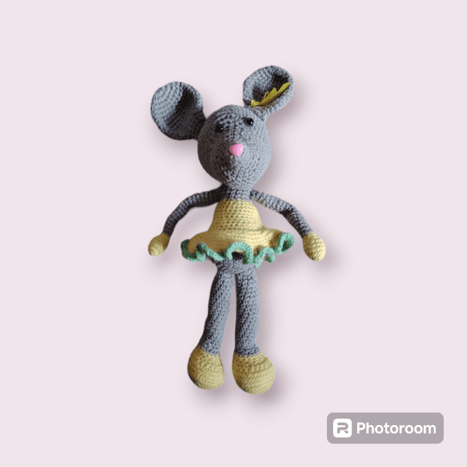 Petite souris grise et jaune 
