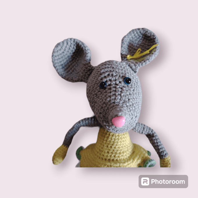 Petite souris grise et jaune 